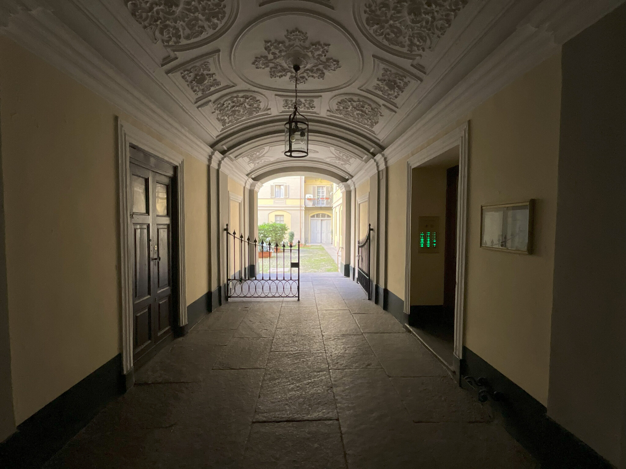 Elegante androne Ottocentesco con scorcio su tipico cortile interno dell'architettura storica torinese - con Conciergerie